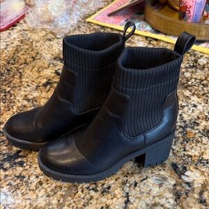 TOP Moda Black Ribbed Ankle Booties